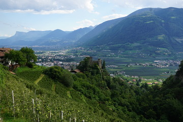 Obraz premium Dorf Tirol in der Nähe von Meran in Südtirol in Norditalien