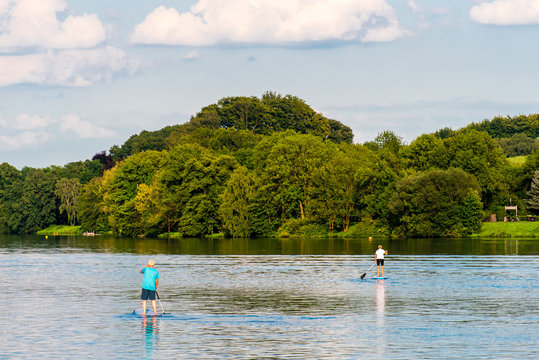 Senioren stehpaddeln auf See im Sommer