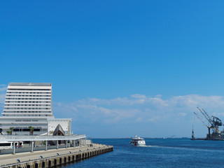 Fototapeta na wymiar 夏の神戸港 中突堤