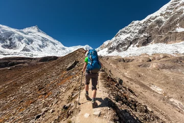 Photo sur Plexiglas Manaslu Hiker is climbig to Manaslu base camp in highlands of Himalayas on Manaslu circuit