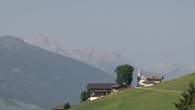 Pustertal, Pustertaler H&ouml;henstra&szlig;e, Assling, D&ouml;rfl, Dorf, Bergland, Wiese, Blumenwiese, Hang, Berg, Sommer, Lienzer Dolomiten