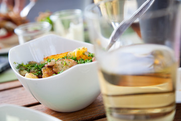 Bratkartoffeln als Beilage auf Esstisch im Restaurant