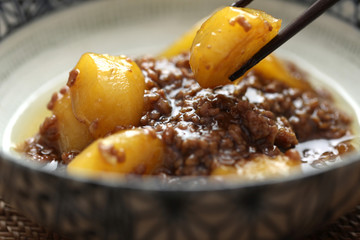 ジャガイモのそぼろ煮／simmered potato and minced meat