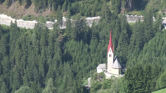 Osttirol, Assling, Pustertaler H&ouml;henstra&szlig;e, Pustertal, Sankt Justina, Kirche, Kirchb&uuml;hel, Pfarrkirche, Romanisch, Satteldach