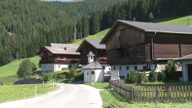 Assling, Dorf, Weiler, Linde, Osttirol, Pustertal, Pustertaler H&ouml;henstra&szlig;e, Kapelle, Denkmal, Bergbauernhof, Stra&szlig;e, Sommer, H&auml;user