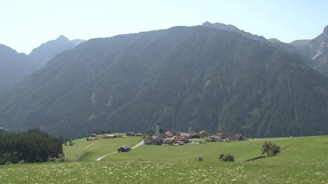 Assling, Ried, Unterried, Pustertaler H&ouml;henstra&szlig;e, Pustertal, Bergdorf, Dorf, Lienzer Dolomiten, Osttirol, &Ouml;sterreich, Wiese