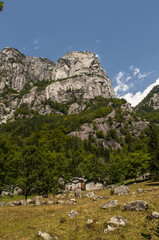 Italia: le cime delle montagne della Val di Mello, una valle verde circondata da montagne di granito e boschi, ribattezzata la Yosemite Valley italiana dagli amanti della natura