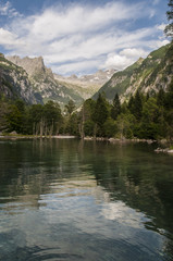 Italia: il lago alpino della Val di Mello, una valle verde circondata da montagne di granito e boschi, ribattezzata la Yosemite Valley italiana dagli amanti della natura