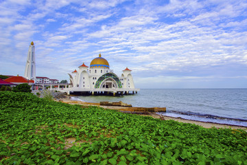 Malacca Straits Mosque ( Masjid Selat Melaka), It is a mosque located on the man-made Malacca Island near Malacca Town, Malaysia. - obrazy, fototapety, plakaty