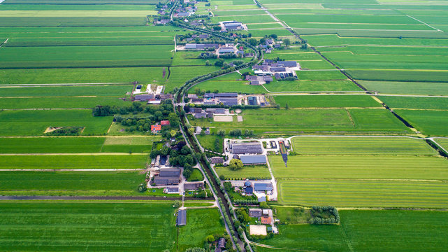 Vue a&eacute;rienne sur la hameau de Snelrewaard &agrave; Oudewater, Hollande
