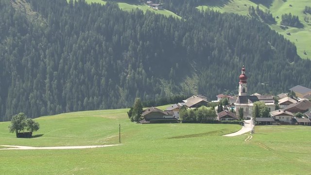 Osttirol, Anras, Ried, Unterried, Pustertal, Pustertaler H&ouml;henstra&szlig;e, Dorf, Bergdorf, Siedlung, Kirche, Stra&szlig;e, Unterried, Eggenkofel, Wald, Berg, Tal
