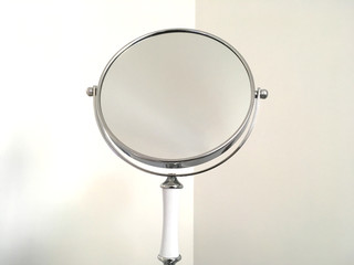 Fototapeta premium Srebrne lusterko do makijażu z białym uchwytem