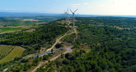 éoliennes sur une colline 
