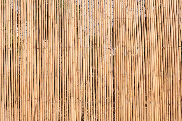 muro de pequeños palos de madera