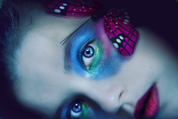 Retrato de una mujer joven con maquillaje de fantasía 