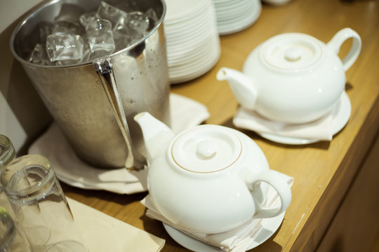 Ceramic teapot are placed on wooden boards. With ice bucket And white ceramic.