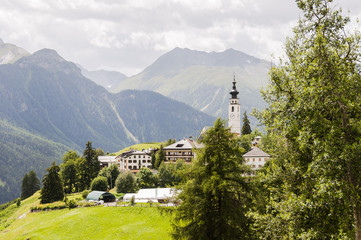 Fototapeta premium Ftan, Dorf, Bergdorf, Kirche, Engadin, Unterengadin, Alpen, Schweizer Berge, Bergbauer, Landwirtschaft, Graubünden, Sommer, Schweiz