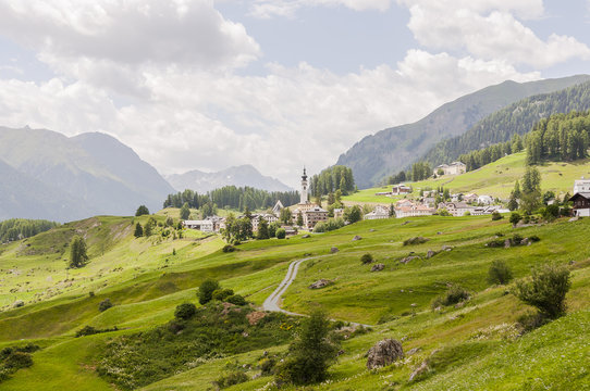 Ftan, Dorf, Kirche, Engadin, Unterengadin, via Engiadina, Engadinerhäuser, Wanderweg, Graubünden, Sommer, Schweiz
