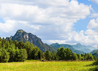 Obraz premium Beautiful sunny day is in mountain landscape