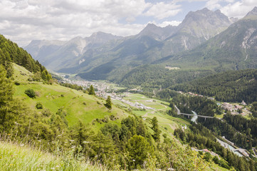 Fototapeta premium Scuol, Dorf, Bergdorf, Engadin, Unterengadin, Inn, Inntal, Graubünden, Alpen, Motta Naluns, Wanderweg, Panoramaweg, Sommer, Schweiz