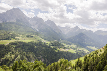 Scuol, Dorf, Tarasp, Fontana, Vulpera, Schloss, Kirche, Bergstrasse, Alpen, Wanderweg, Engadin, Unterengadin, Inn, Graubünden, Sommer, Schweiz