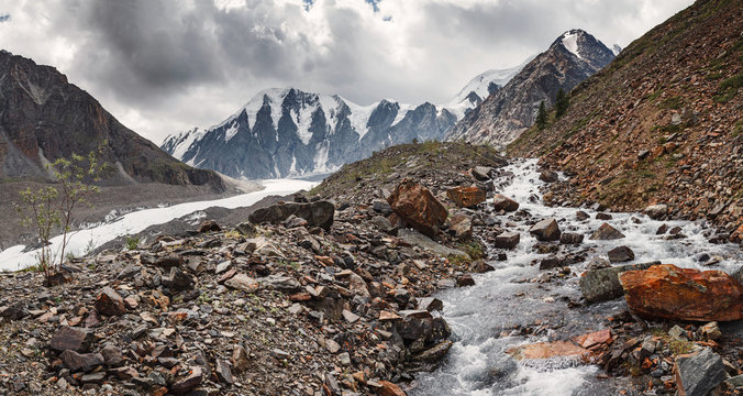 Fototapeta Panoramic view of the long tongue of the Glacier Maashei in the Altai Mountains