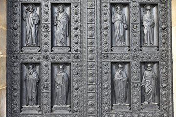 Saints sculptés de la porte de l'église Saint-Vincent-de-Paul à Paris, France