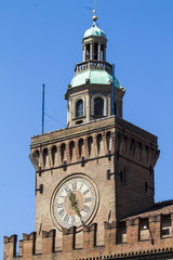 BOLOGNA, ITALIA - LUGLIO 22, 2017: Piazza Maggiore, torre dell'orologio del Palazzo d'Accursio o Comunale  che è attualmente sede del municipio - Emilia Romagna