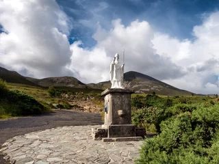Foto auf Acrylglas Pathway start with statue to Croagh Patrick in Westport Ireland © Frankix
