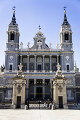 Fototapeta premium Vue sur la Cathédrale de la Almudena et le Palais Royal de Madrid — rencontre du sacré et du pouvoir en Espagne