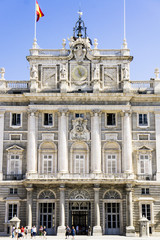 Fototapeta premium Vue majestueuse du Palais Royal de Madrid, emblème architectural et historique de l’Espagne