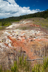 Fototapeta na wymiar Die Sulphur Banks, Schwefelablagerungen im Hawaii Volcanoes National Park auf Big Island, Hawaii, USA.