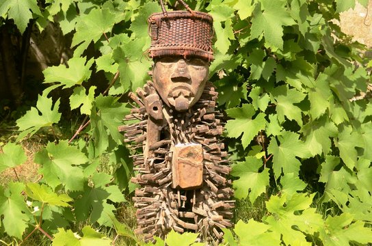 F&eacute;tiche africain (Congo) sur fond de verdure