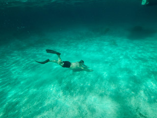 Fototapeta premium PEOPLE UNDERWATER
