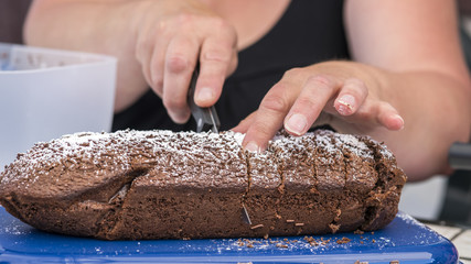 découpe d'un gâteau au chocolat
