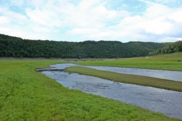 Blick auf die aufgetauchte Aseler Brücke im leeren Edersee 
