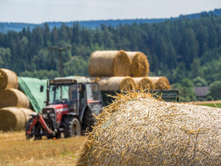 Strohballen mit Traktor bei der Ernte