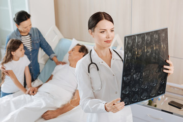 Obraz premium Smart female therapist holding an X ray image