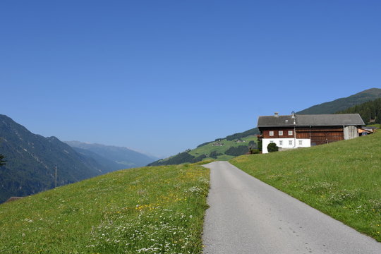 Osttirol, Pustertal, Pustertaler H&ouml;henstra&szlig;e, Lienzer Dolomiten, Berg, Tal, Stra&szlig;e, Bergstra&szlig;e, Dorf, Sommer, Zentralalpen, Assling