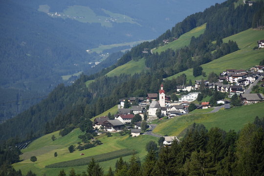 Osttirol, Pustertal, Pustertaler H&ouml;henstra&szlig;e, Lienzer Dolomiten, Berg, Tal, Stra&szlig;e, Bergstra&szlig;e, Dorf, Sommer, Zentralalpen, Assling