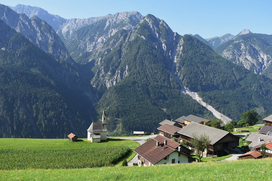 Pustertal. Pustertaler H&ouml;henstra&szlig;e, Penzendorf, Kapelle, Kirche, Kirchturm, Kapelle zur unbefleckten Empf&auml;ngnis, Assling