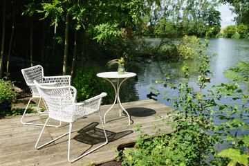D, Bayern, Unterfranken, Landkreis Hassberge, Pfarrgarten in Wetzhausen, idyllischer Winkel am Gartenteich mit Tisch und St&uuml;hlen