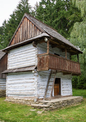 Obraz premium Wooden cottage in village
