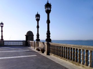 Fototapeta na wymiar Costa con farolas al atardecer en Cádiz. Andalucía. España