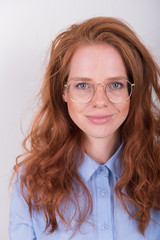 Portrait schöne, rothaarige Frau mit Brille