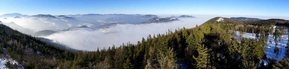 Traumhafte Panorama Aussicht auf Winterlandschaft im Nebel