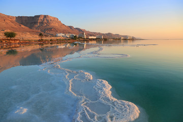 Obraz premium Złoża soli, typowy krajobraz Morza Martwego.