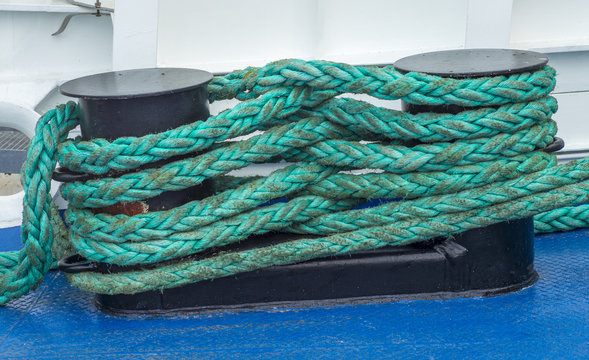 Klampe und Tau auf einem Schiffsdeck