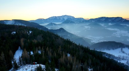 Obraz premium Abenddämmerung in den Bergen / WInterlandschaft