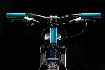 Crédence de cuisine en verre imprimé Vélo mountain bicycle photography in studio, cushioning bike frame parts, handle bar and brakes